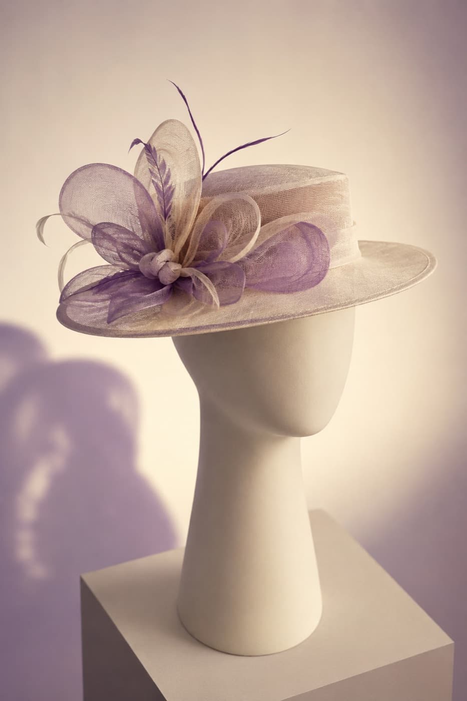Veiled wide brim seen from the front on a featureless display block